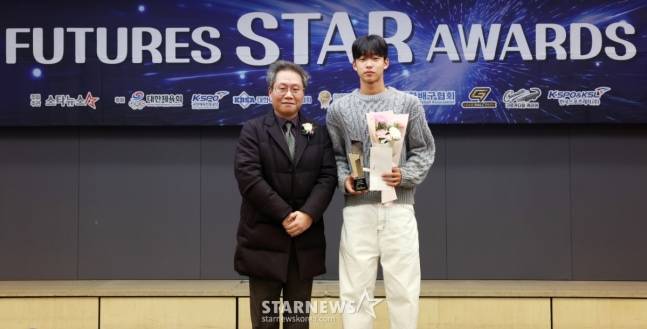 시상자인 한준희 해설위원(왼쪽)과 미래스타상 수상자인 김태호(오른쪽). /사진=김휘선 기자