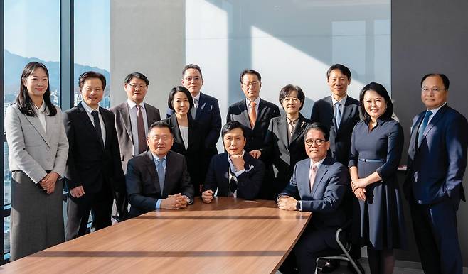 법무법인 LKB평산의 윤웅걸·김희준 대표이사 변호사, 김훈영 변호사(앞줄 왼쪽부터)와 박나리·이성복·허부열·김용자·박현철·정원두·전현정·권유식·하신욱·박경용 변호사(뒷줄 왼쪽부터). 홍태식