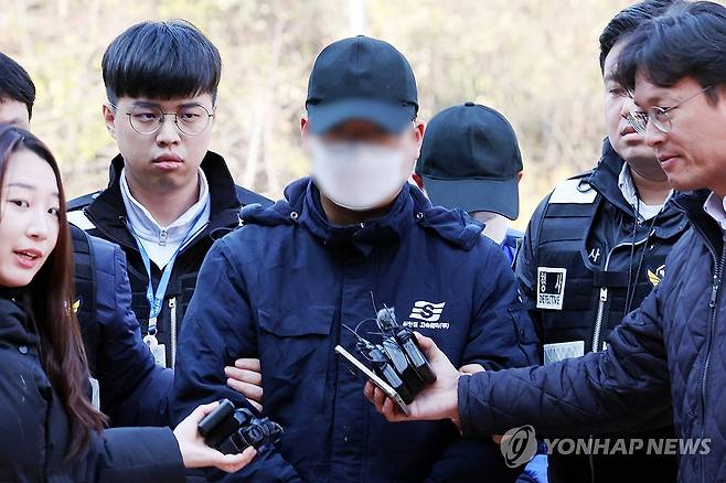 영장실질 출석하는 '여객선 좌초' 항해사 (목포=연합뉴스) 정다움 기자 = 대형 카페리 여객선 퀸제누비아2호를 좌초시켜 탑승객들을 다치게 한 혐의(중과실치상)를 받는 일등항해사와 인도네시아 국적 조타수가 22일 오후 광주지방법원 목포지원에서 열리는 구속 전 피의자 심문(영장실질심사)에 출석하고 있다. 2025.11.22 daum@yna.co.kr