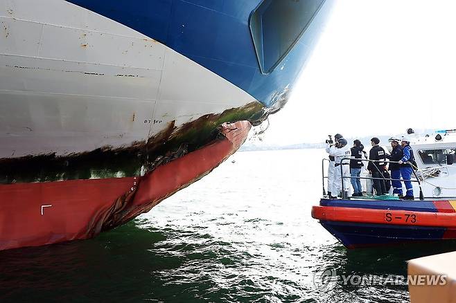 좌초 선박 살펴보는 감식반 (목포=연합뉴스) 천정인 기자 = 20일 오전 전남 목포시 삼학부두에서 해경과 국과수가 2만6천t급 여객선 퀸제누비아2호에 대한 감식을 하고 있다. 
     제주에서 267명을 태우고 목포로 향하던 퀸제누비아2호는 전날 신안군 장산면에 있는 족도(무인도)에 좌초됐다. 중대한 인명피해 없이 탑승 267명 전원 구조됐다. 해경은 선장 등 3명을 입건해 사고 원인을 조사 중이다. 2025.11.20 iny@yna.co.kr