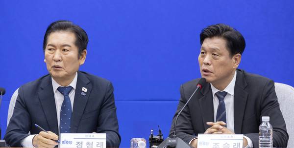 더불어민주당 정청래 대표(왼쪽)와 조승래 사무총장이 18일 국회에서 열린 전국기초·광역의회의원협의회 간담회에 참석해 인사말을 하고 있다. 2025.11.18 [사진=연합뉴스]