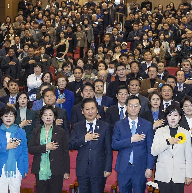 더불어민주당 정청래 대표와 참석자들이 25일 국회 의원회관에서 열린 민주당 서울시당 '천만의 꿈 경청단' 출범식에서 국기에 경례하고 있다. / 연합뉴스
