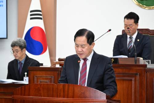 심재국 평창군수가 25일 평창군의회 본회의장에서 열린 ‘평창군회의 제309회 정례회’에서 2026년도 예산안 제출에 따른 시정연설을 하고 있다.