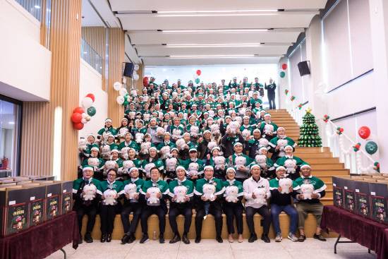 '100인의 밀양산타 발대식 및 산타원정대' 참자가들이 다함께 모여 기념촬영을 하고 있다. 사진=초록우산 경남지역본부