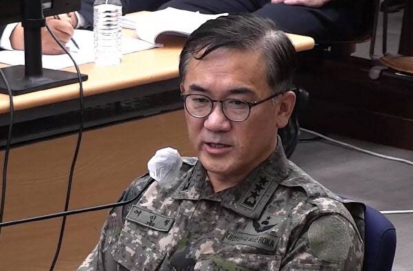 여인형 전 국군방첩사령관이 24일 서울 서초구 서울중앙지법에서 열린 윤석열 전 대통령의 내란 우두머리, 직권남용 권리행사방해 혐의 사건 속행 공판에 증인으로 출석해 발언하고 있다 (사진=서울중앙지법)