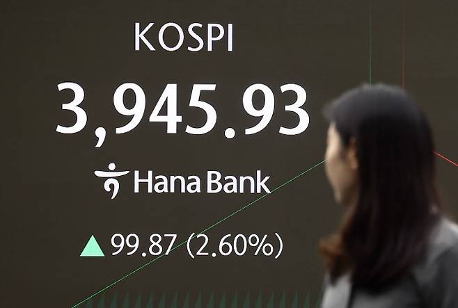 코스피가 상승 출발해 3940선을 회복한 25일 오전 서울 중구 하나은행 본점 딜링룸 전광판에 코스피 지수가 나오고 있다. (사진=뉴스1)