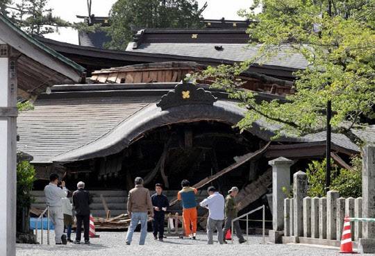 2016년 구마모토현 지진 당시 붕괴된 아소지역의 한 신사 모습.(사진=AFPBBNews)