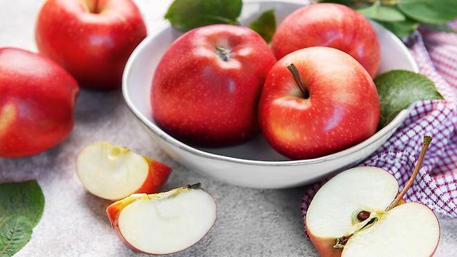 사과를 씹어 먹으면 박테리아와 치석 제거에 도움이 된다｜출처: 게티이미지뱅크