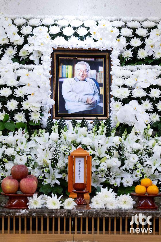 25일 서울 송파구 서울아산병원 장례식장에 배우 故 이순재의 빈소가 마련됐다.〈사진=사진공동취재단〉