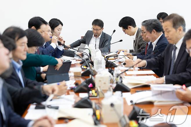 21일 서울 여의도 국회에서 열린 제429회국회(정기회) 예산결산특별위원회 제5차 예산안등조정소위원회에서 한병도 위원장이 의사봉을 두드리고 있다. 2025.11.21/뉴스1 ⓒ News1 이승배 기자