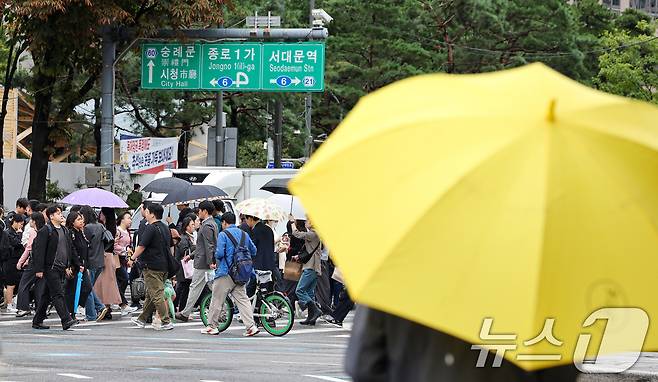 전국 대부분 지역에 비가 내렸던 지난 10월 13일 서울 종로구 세종대로 사거리에서 우산 쓴 시민들이 발걸음을 옮기고 있다. 2025.10.13/뉴스1 ⓒ News1 이호윤 기자