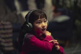 영화 '어쩔수가 없다' 속 리원이가 최하영의 연주를 몰입해서 보는 장면ⓒCJ ENM(롯데문화재단 제공)