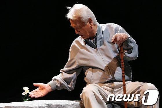 배우 이순재가 7일 오후 서울 종로구 동숭아트센터에서 열린 연극열전 다섯 번째 시리즈 '사랑별곡' 프레스콜에서 열연하고 있다. (뉴스1 DB)  2014.5.7/뉴스1