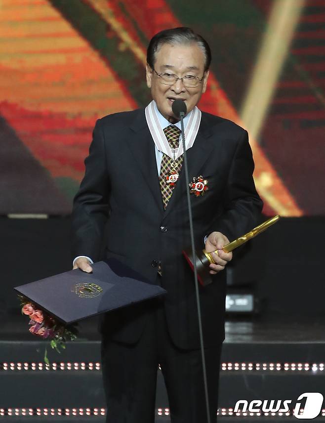 배우 이순재가 24일 오후 서울 올림픽공원 올림픽홀에서 열린 ‘2018 대한민국 대중문화예술상’ 시상식에 참석해 은관문화훈장을 받은 뒤 소감을 말하고 있다. 2018.10.24./뉴스1 ⓒ News1 권현진 기자