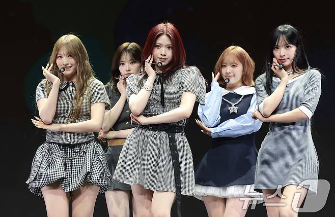 그룹 리센느(RESCENE)가 25일 서울 영등포구 명화라이브홀에서 가진 미니 3집 '립밤(lip bomb)' 발매 쇼케이스에서 포즈를 취하고 있다. 2025.11.25/뉴스1 ⓒ News1 권현진 기자