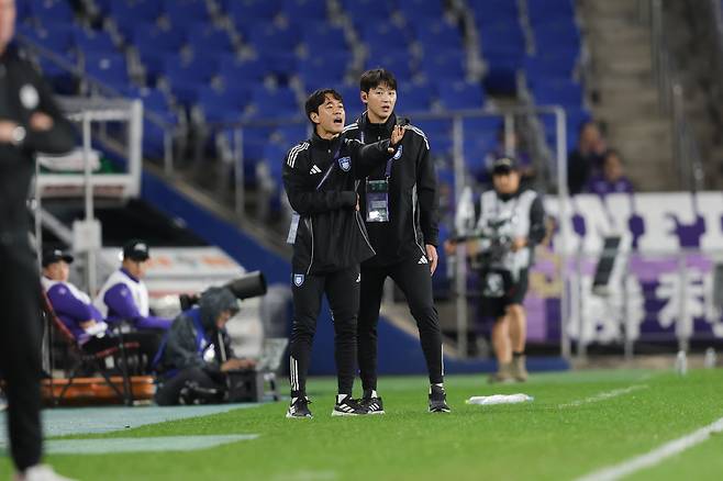 울산문수축구경기장/ 2025-2026 AFC 챔피언스리그 엘리트/ ACLE/ 리그스테이지 3차전/ 울산HDFC vs 산프레체히로시마/ 울산 박주영 코치, 양민혁 코치/ 사진 김정수