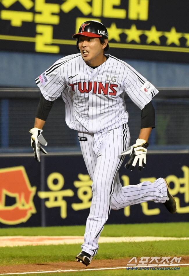 2일 잠실구장에서 열린 LG 트윈스와 롯데 자이언츠의 경기. 8회말 1사 2,3루 LG 최승민이 태그업 후 홈을 쇄도하고 있다. 잠실=박재만 기자 pjm@sportschosun.com/2025.09.02/