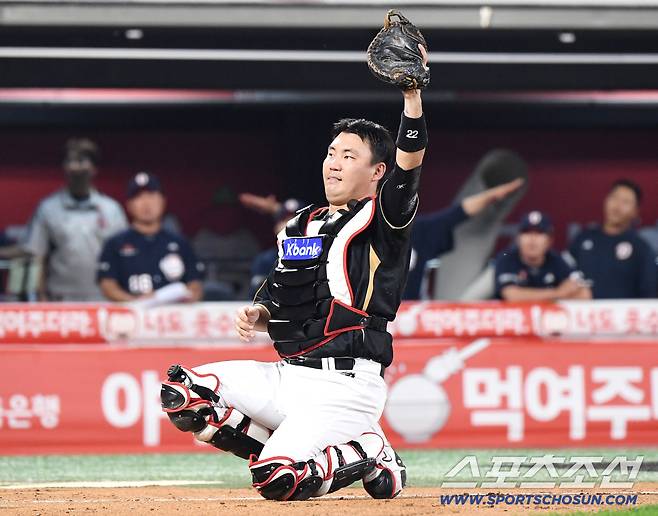 9일 수원 KT위즈파크에서 열린 두산-KT전. 6회초 1사 1, 2루 박준순의 우전안타 때 우익수 안현민의 완벽한 송구로 2루주자 케이브가 홈에서 아웃됐다. 장성우 포수가 글러브를 번쩍 들고 있다. 수원=정재근 기자 cjg@sportschosun.com/2025.9.9/