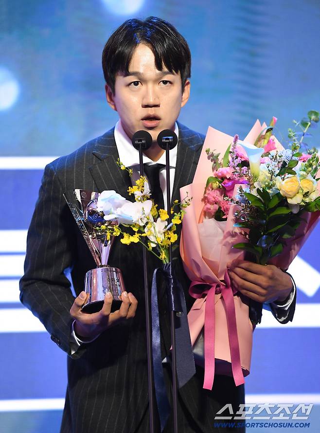 24일 오후 서울 송파구 롯데호텔에서 2025KBO시상식이 열렸다. 퓨처스리그 북부리그 평균자책점상을 수상한 LG 김주온이 수상소감을 말하고 있다. 정재근 기자 cjg@sportschosun.com/2025.11.24/