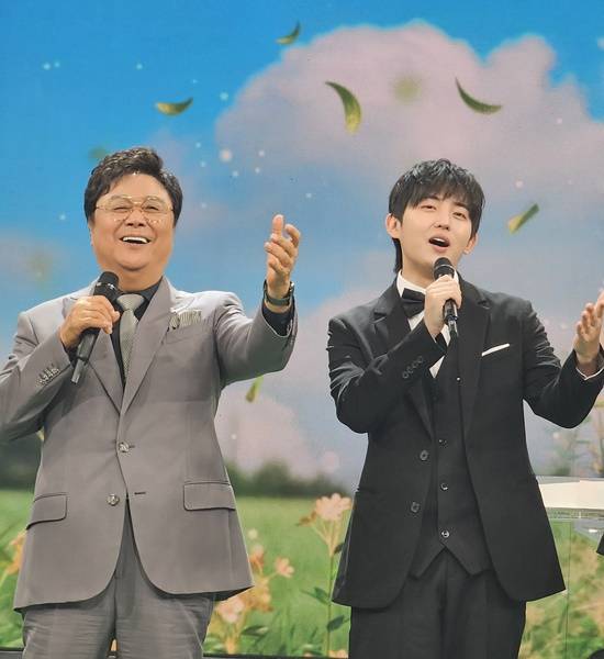 방송 관계자들은 하루를 두고 '노래와 스토리, 대중성까지 갖춘 드문 신인'이라고 입을 모은다. 실제로 최근 방송사들이 준비 중인 남성 신인 트로트·보컬 오디션 프로그램들 사이에서도 하루를 주목하는 분위기가 감지된다. 왼쪽은 가수 남진. /방송캡처