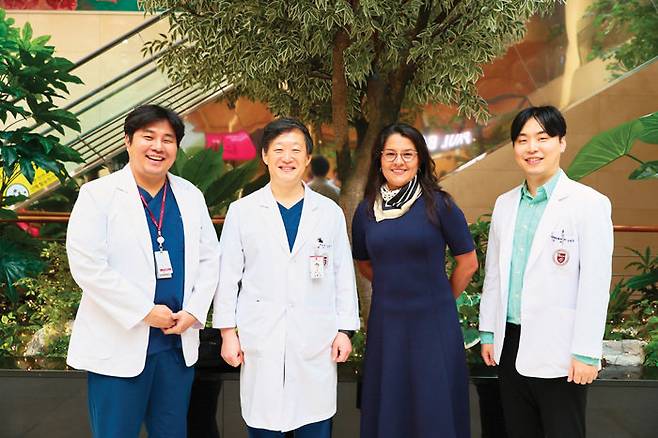 지난해 11월 13일 미국 하버드 의과대학 파울라 교수가 김현구 교수의 단일공 흉부 로봇수술을 참관하러 고대구로병원에 방문했다.