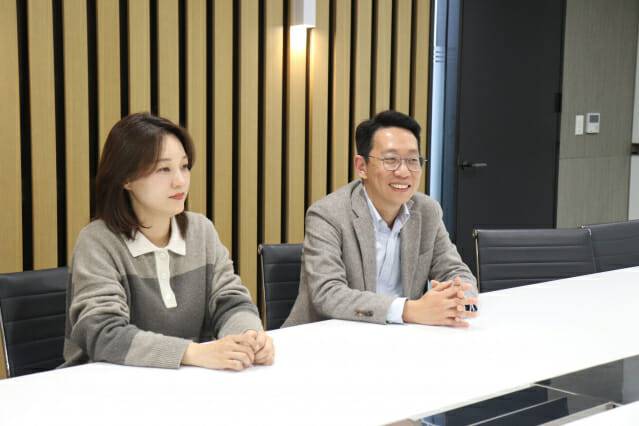 (오른쪽부터) CJ메조미디어 김기환 데이터솔루션담당 CTO, 김수현 DX팀 팀장 (제공=CJ메조미디어)