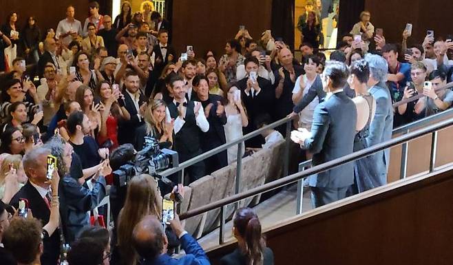 이탈리아 베네치아 리도섬의 살라 그란데 극장에서 열린 영화 '어쩔수가없다' 프리미어 상영회에서 박찬욱 감독, 배우 손예진, 이병헌이 상영이 끝난 뒤 관객들의 박수에 화답하고 있다. 연합뉴스