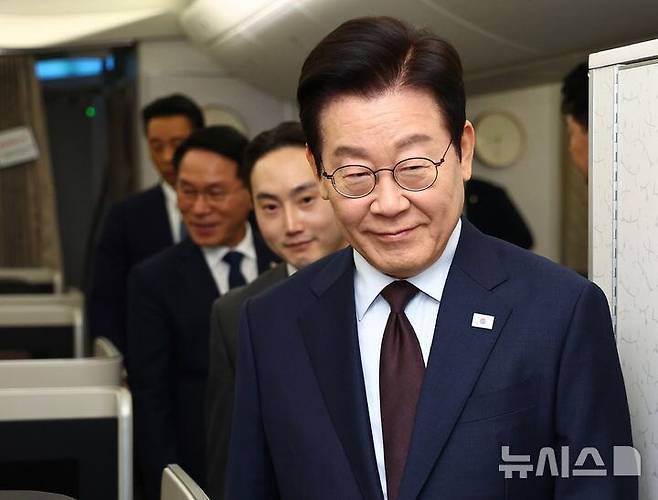 기자간담회 입장하는 이재명 대통령