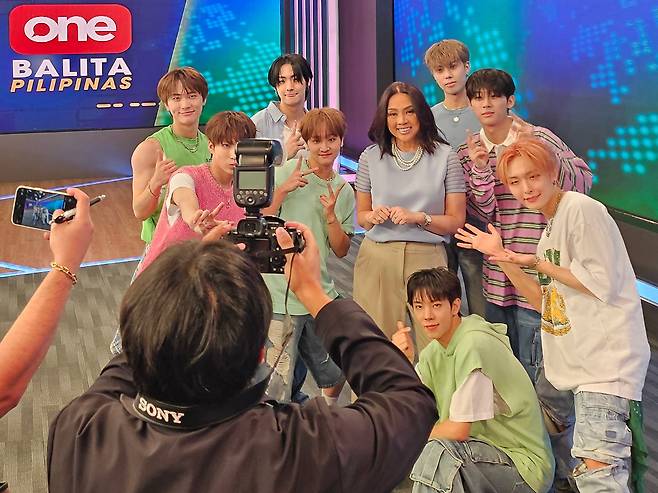 지난 8월 20일 보이그룹 NTX가 필리핀 현지 예능 프로그램 ‘EAT BULAGA’에 출연해 진행자와 포즈를 취하고 있다. 국내 대형 아이돌 기획사 간 경쟁이 치열해지면서 NTX처럼 해외 시장을 겨냥한 ‘마이너 아이돌’이 늘고 있다./독자 제공