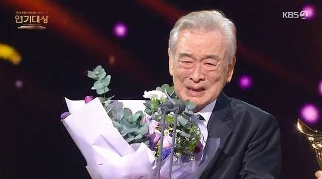 배우 이순재가 2024 KBS 연기대상에서 대상을 수상했다. /KBS 방송 화면