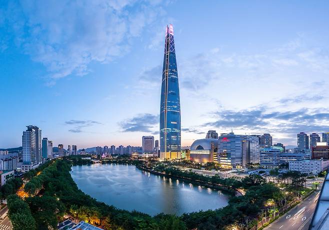 서울 잠실 롯데월드타워 일대 전경. /롯데물산 제공