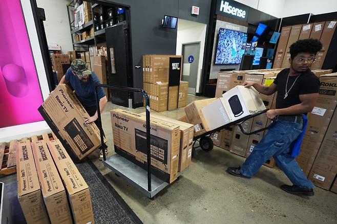 20일 미국 샌디에이고 전자제품 전문점 베스트바이 매장에서 블랙 프라이데이 세일 상품을 진열하고 있다. /연합뉴스