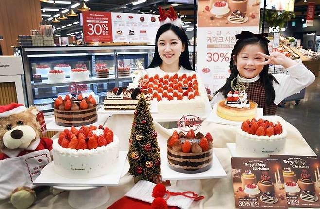 모델들이 25일 서울 등촌동 홈플러스 메가 푸드 마켓 라이브 강서점에서 홈플러스 베이커리 몽 블랑제의 크리스마스 케이크를 소개하고 있다.ⓒ홈플러스