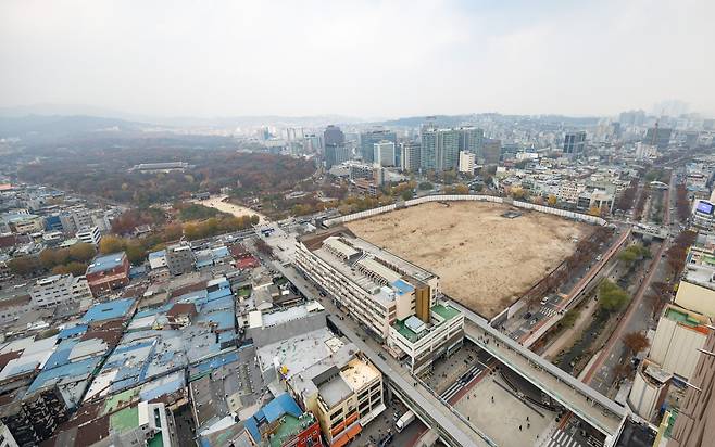 유네스코 세계유산인 종묘 인근 세운4구역의 고층 건물 개발을 두고 서울시와 정부의 갈등이 심화되고 있는 24일 서울 종로구 종묘와 세운4구역의 모습. 2025.11.24. 서울=뉴시스