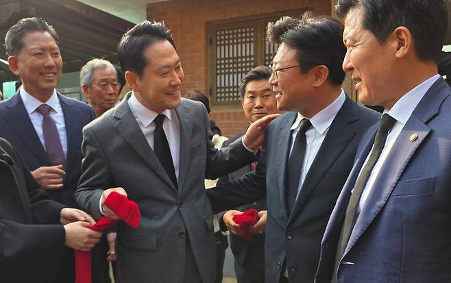 국민의힘 장동혁 대표가 25일 당 대표 취임 이후 처음으로 경북 구미 박정희 전 대통령 생가를 찾아 헌화를 마친 후 ‘박정희 머플러’를 선물받고 환하게 웃고 있다. 장 대표는 “한강의 기적을 이룬 힘으로 이제 국민이 대한민국을 위해서 국민의 기적을 이룰 때“라고 밝혔다. 왼쪽 두 번째부터 장 대표, 강명구 조직부총장, 구자근 의원. 구미=뉴스1