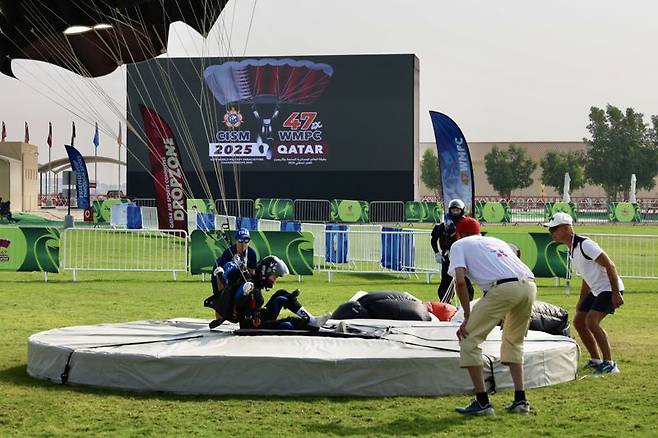 지난 16일(현지시간), 정밀강하 종목에서 특전사 소속 여군 대표팀 선수가 카타르 도하 쇼크핫 기지 내 정밀패드에 착지하고 있다. 특전사 제공