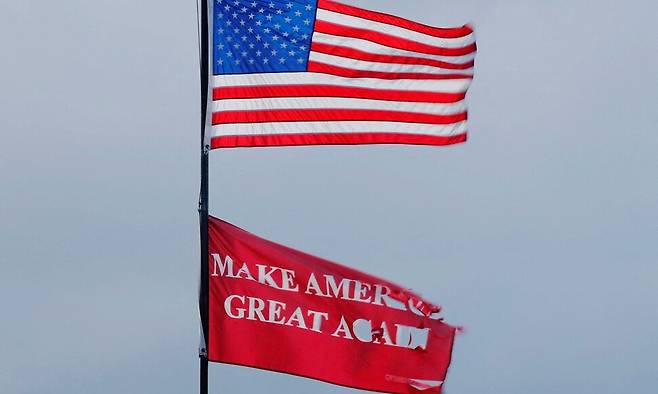 미국 국기 아래 낡고 너덜너덜해진 ‘미국을 다시 위대하게(Make America Great Again·마가)’ 깃발이 휘날리고 있다. 이 사진은 11월21일 미국 루이지애나주 뉴올리언스 교외에서 촬영됐다. 로이터 연합뉴스