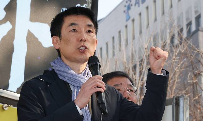 ‘서부지법 난동 사태\' 첫 재판이 열리는 3월10일 이하상 변호사가 서울 마포구 서부지법 앞에서 발언하고 있다. 연합뉴스