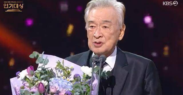'2024 KBS 연기대상'에서 대상을 수상한 이순재. KBS2 캡처