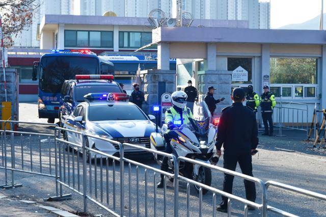 지난 2023년 11월 호송버스와 순찰차가 대구 달성군 화원읍 천내리 대구교도소에서 하빈면 새 대구교도소로 재소자들을 이송하고 있다. 한국일보 자료사진