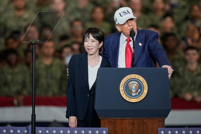 도널드 트럼프(오른쪽) 미국 대통령이 지난달 28일 일본 가나가와현 요코스카에 있는 미 해군 기지에 정박 중인 미 항공모함 USS 조지 워싱턴호에서 미군 장병들을 대상으로 연설하고 있다. 옆에 다카이치 사나에 일본 총리가 서 있다. 도쿄=AP 뉴시스