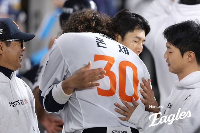 폰세-최재훈. 한화 제공