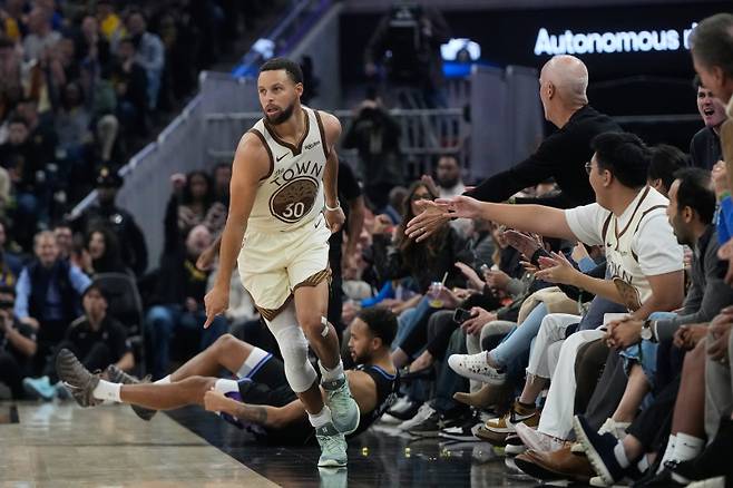 골든스테이트 커리가 25일 체이스 센터에서 열린 유타와의 2025~26 NBA 정규리그 홈경기 중 3점슛을 터뜨린 후 환호하고 있다. AP=연합뉴스