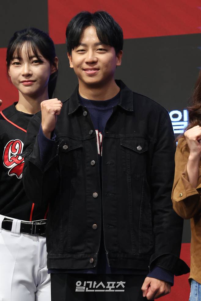 신재호 PD가 25일 오후 서울 구로구 더세인트에서 열린 채널A 예능 '야구여왕' 제작발표회에 참석해 포토타임을 갖고 있다. '야구여왕'은 각기 다른 스포츠 종목의 '레전드 여성 선출'(선수 출신)들이 '야구'라는 낯선 무대에 도전장을 내미는 스포츠 버라이어티 프로그램. 오늘 밤 10시 첫 방송. 서병수 기자 qudtn@edaily.co.kr /2025.11.25/