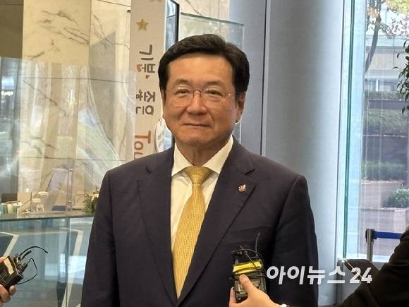 질문에 답하는 이찬희 삼성 준법감시위원회 위원장.  [사진=권서아 기자]