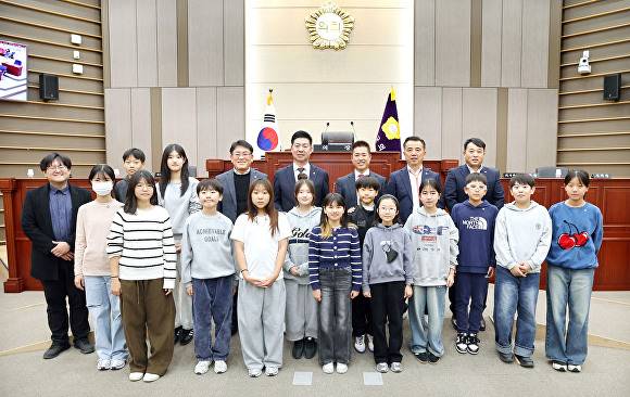 어린이의회 본회의 참석자들이 기념촬영을 하고 있다 [사진=성주군의회]