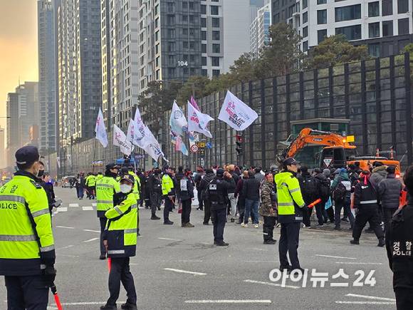 집회 참석자들이 거리 행진을 하고 있다. [사진=구서윤 기자]
