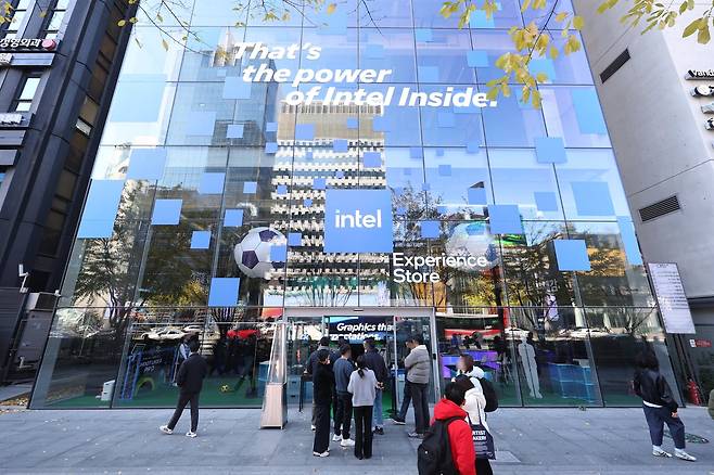 ▲ 강남역 10번 출구 인근에 위치하고 있는 OPUS 407에서 인텔 팝업스토어를 진행하고 있는데요