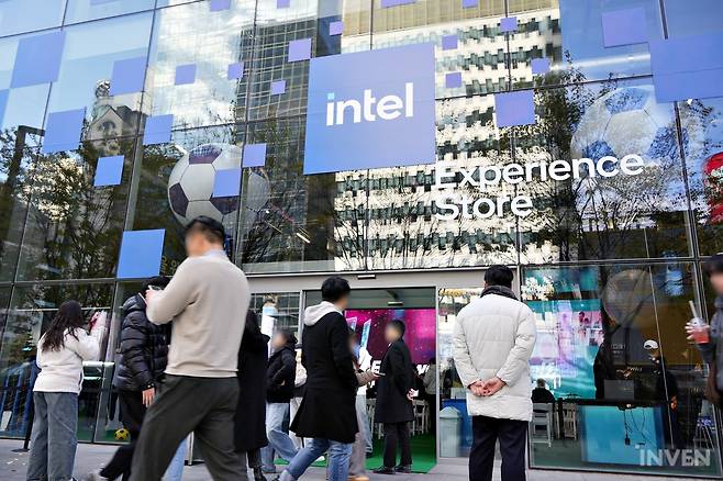 ▲ 11월 21일부터 인텔과 삼성전자와의 협업으로 '갤럭시북 AI PC Stadium with 인텔 Arc™' 행사가 진행 중입니다!