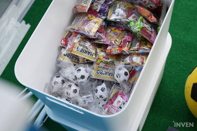 ▲ 콘셉트에 알맞게 축구공 키링! 너무 귀엽습니다